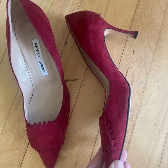 Manolo Blahnik Red Suede Pump - Picture 4 of 4